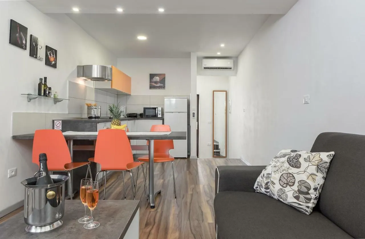 Apartment Eva- Modern Central Place Pula 0*,