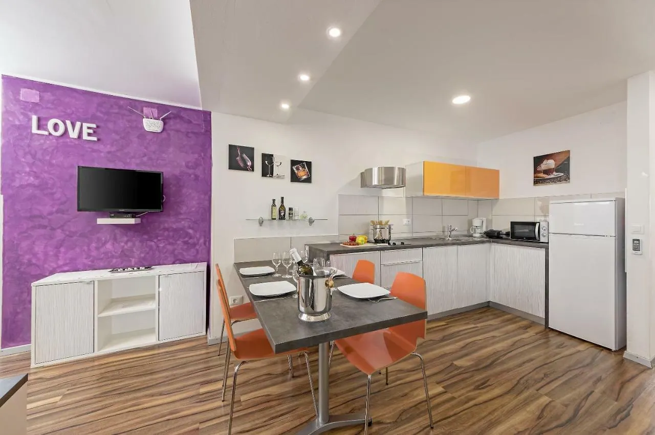 Apartment Eva- Modern Central Place 普拉